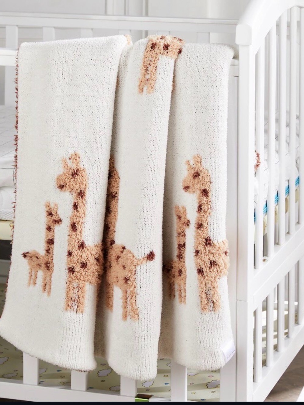 Cream Giraffe Pattern Throw Blanket -